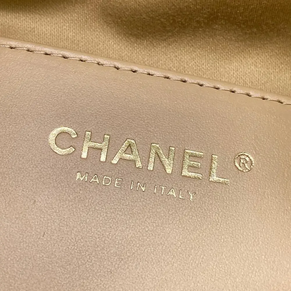 Chanel 25 Shoulder Bag Beige Black Raffia Leather